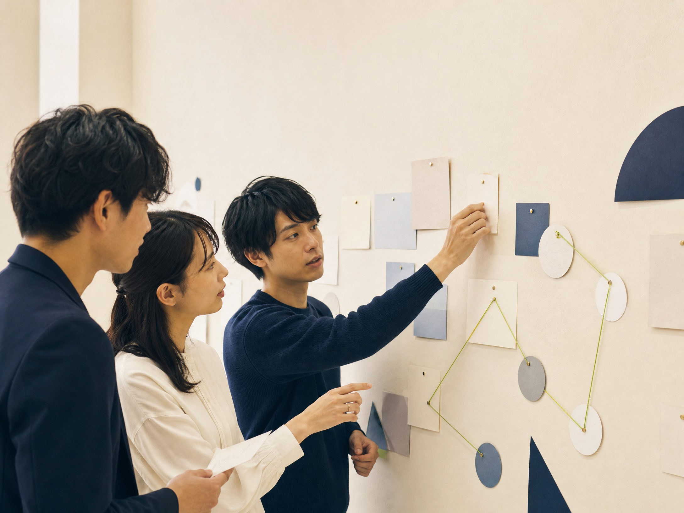 若手社員がチームで学び合う様子