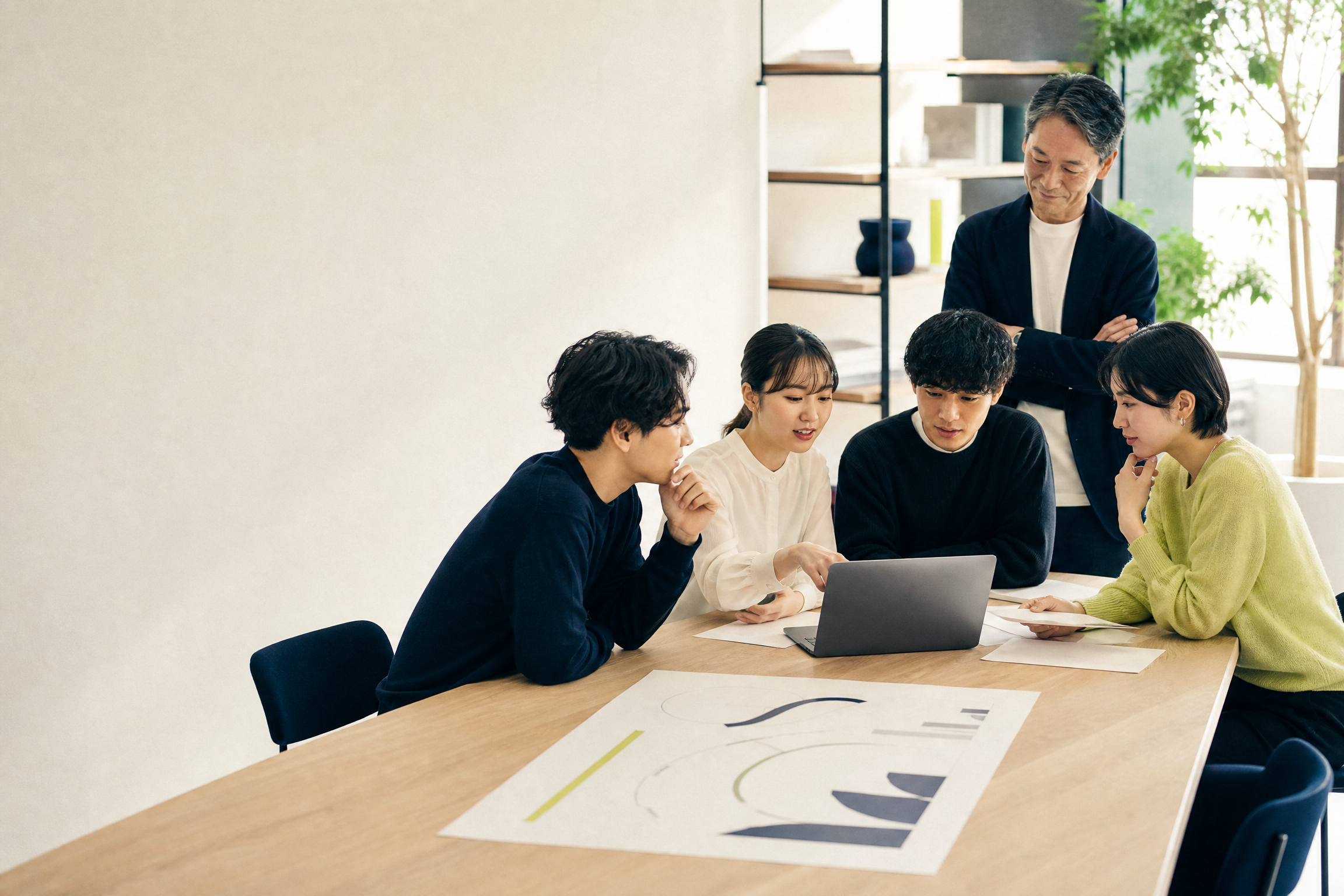 若手社員がメンターと生成AIについて学び合う様子